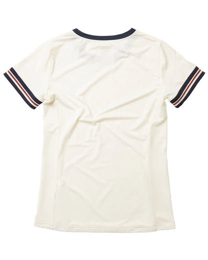 Off-white tshirt med marinblå halsringning samt marinblåa och röda ränder på ärmsluten. Text i marinblått på bröstet "YMR TRACK CLUB".