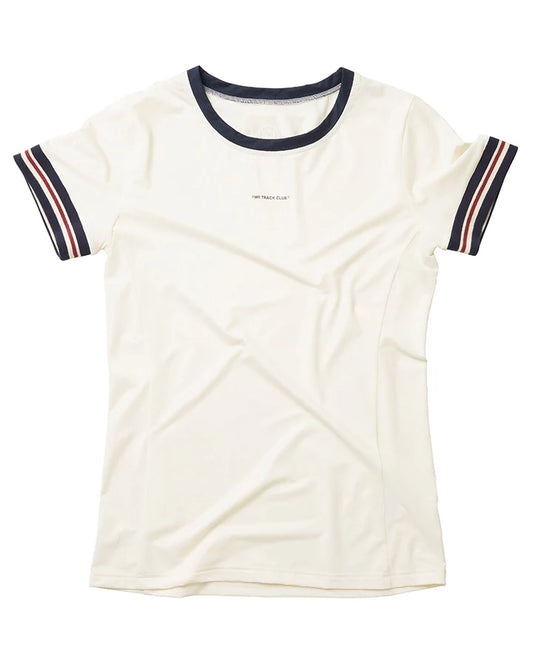 Off-white tshirt med marinblå halsringning samt marinblåa och röda ränder på ärmsluten. Text i marinblått på bröstet "YMR TRACK CLUB".