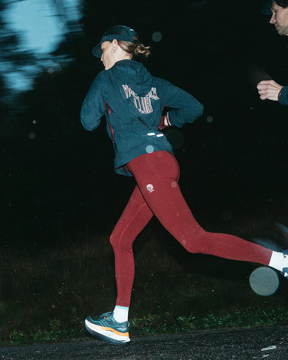 Vind- och vattenavvisande mörkblå löparjacka för dam med huva och ventilation.
Ventilation i stickad mesh under armarna, dragskojusterbar huva som kan rullas in i kragen, samt dragkedjeförsedda sidfickor för förvaring. Jackan pryds av YMR:s logotyp i off-white framtill och ett reflexprint i svanken för ökad synlighet i mörker. Logga i Offwhite och vinrött på ryggen. Mudd i ärmslut i vitt och vinrött. Dragsko i midjan.