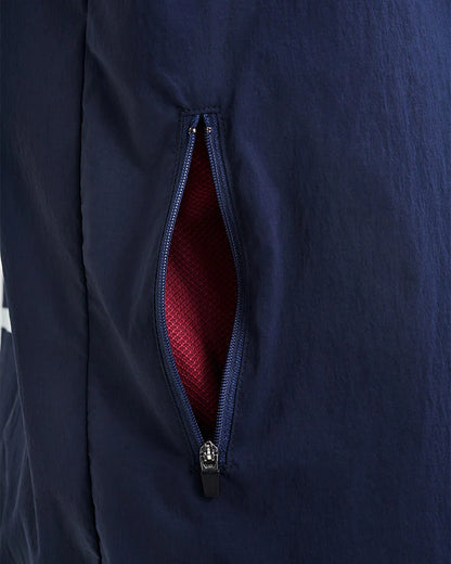 Vind- och vattenavvisande mörkblå löparjacka för herr med huva och ventilation.
Ventilation i stickad mesh under armarna, dragskojusterbar huva som kan rullas in i kragen, samt dragkedjeförsedda sidfickor för förvaring. Jackan pryds av YMR:s logotyp i off-white framtill och ett reflexprint i svanken för ökad synlighet i mörker. Logga i Offwhite och vinrött på ryggen. Mudd i ärmslut i vitt och vinrött. 