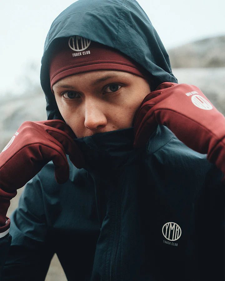 Vind- och vattenavvisande mörkblå löparjacka för herr med huva och ventilation.
Ventilation i stickad mesh under armarna, dragskojusterbar huva som kan rullas in i kragen, samt dragkedjeförsedda sidfickor för förvaring. Jackan pryds av YMR:s logotyp i off-white framtill och ett reflexprint i svanken för ökad synlighet i mörker. Logga i Offwhite och vinrött på ryggen. Mudd i ärmslut i vitt och vinrött. 