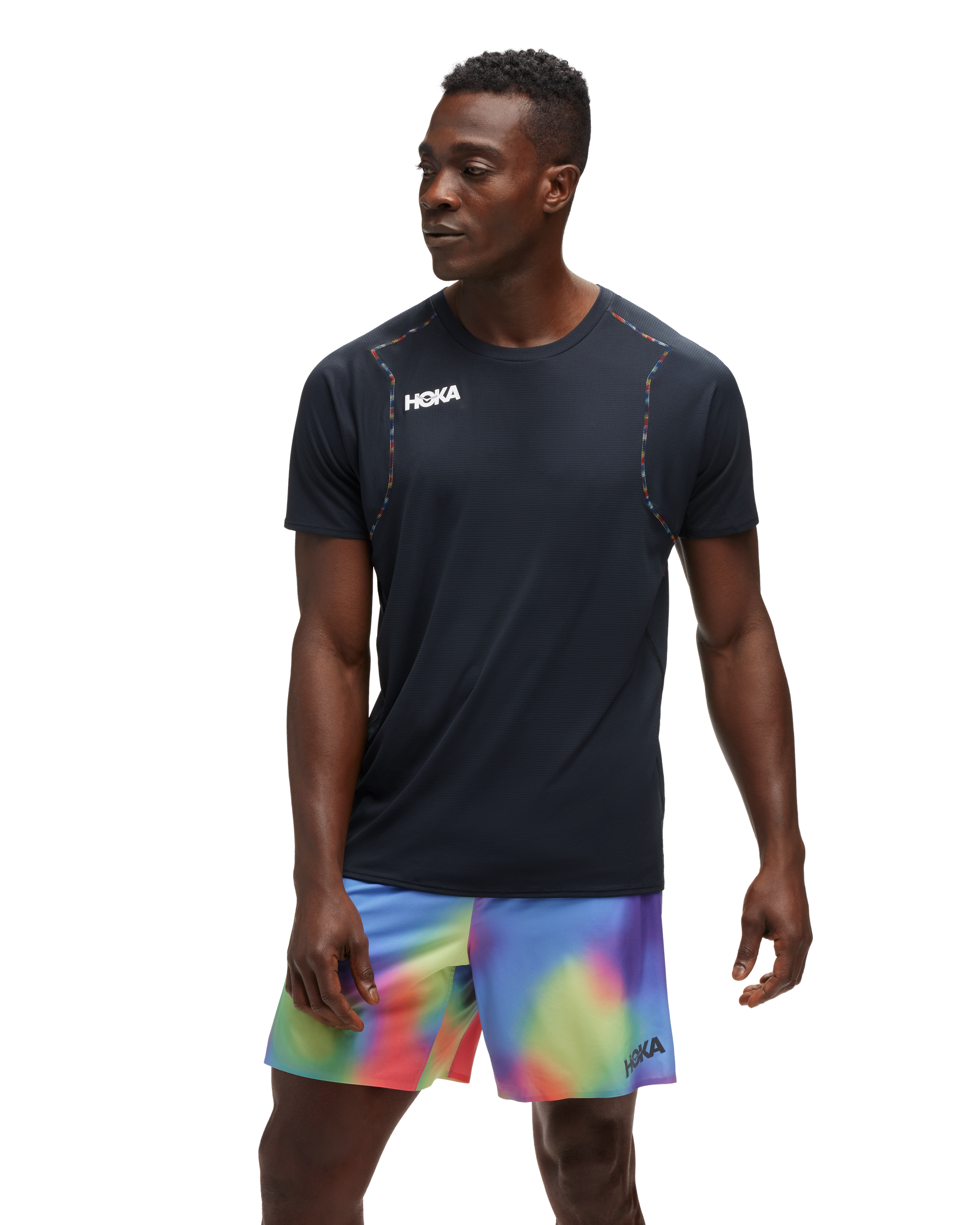 Hoka M GLIDE SHORT SLEEVE. Löpar T-shirt som är lätt och luftig. Svart med snygg detalj i multifärger. Hos Hoka specialisterna i Sverige.