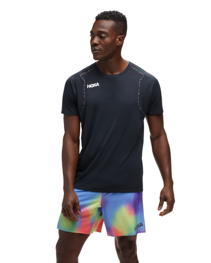 Hoka M GLIDE SHORT SLEEVE. Löpar T-shirt som är lätt och luftig. Svart med snygg detalj i multifärger. Hos Hoka specialisterna i Sverige.