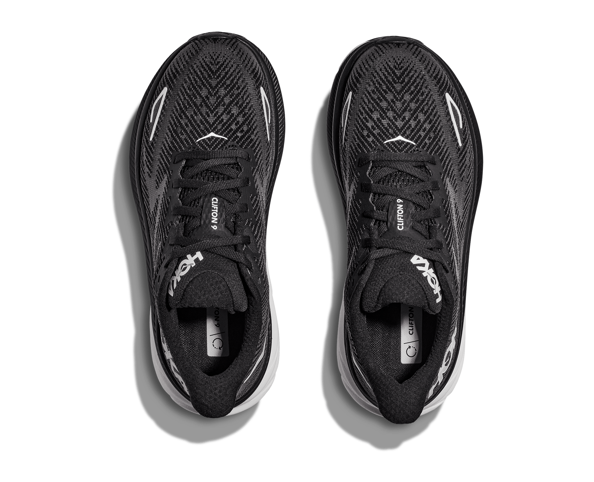 Hoka Clifton 9 Wide i modell dam. Svart vit i färgen som passar till allt. Löpsko men även perfekt som en skonsam vardagssneakers. Hos Hoka specialisterna i Sverige.
