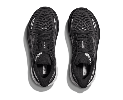 Hoka Clifton 9 Wide i modell dam. Svart vit i färgen som passar till allt. Löpsko men även perfekt som en skonsam vardagssneakers. Hos Hoka specialisterna i Sverige.
