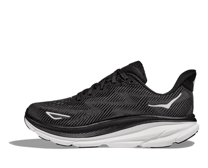 Hoka Clifton 9 Wide i modell dam. Svart vit i färgen som passar till allt. Löpsko men även perfekt som en skonsam vardagssneakers. Hos Hoka specialisterna i Sverige.