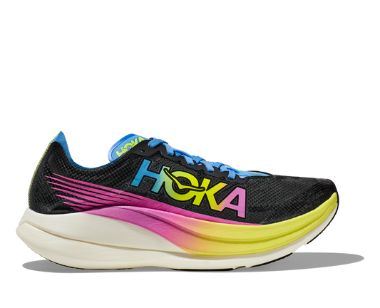 Hoka Rocket X2, unisex. Multifärgad löpsko för tävlingen med karbonskiva. Hos Hoka specialisterna i Sverige.