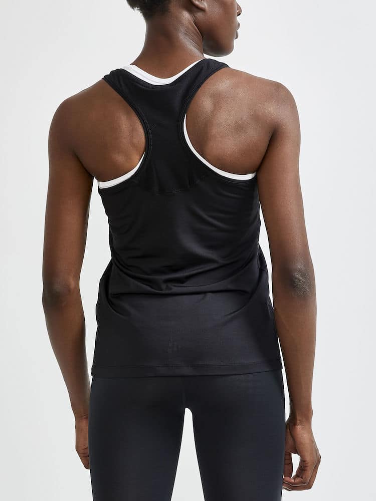 Craft Adv Essence Singlet W. Mjukt och funktionellt träningslinne i svart. Racerback-design med meshdetaljer för extra ventilation. Liten Craftlogga på fram- och baksidan.