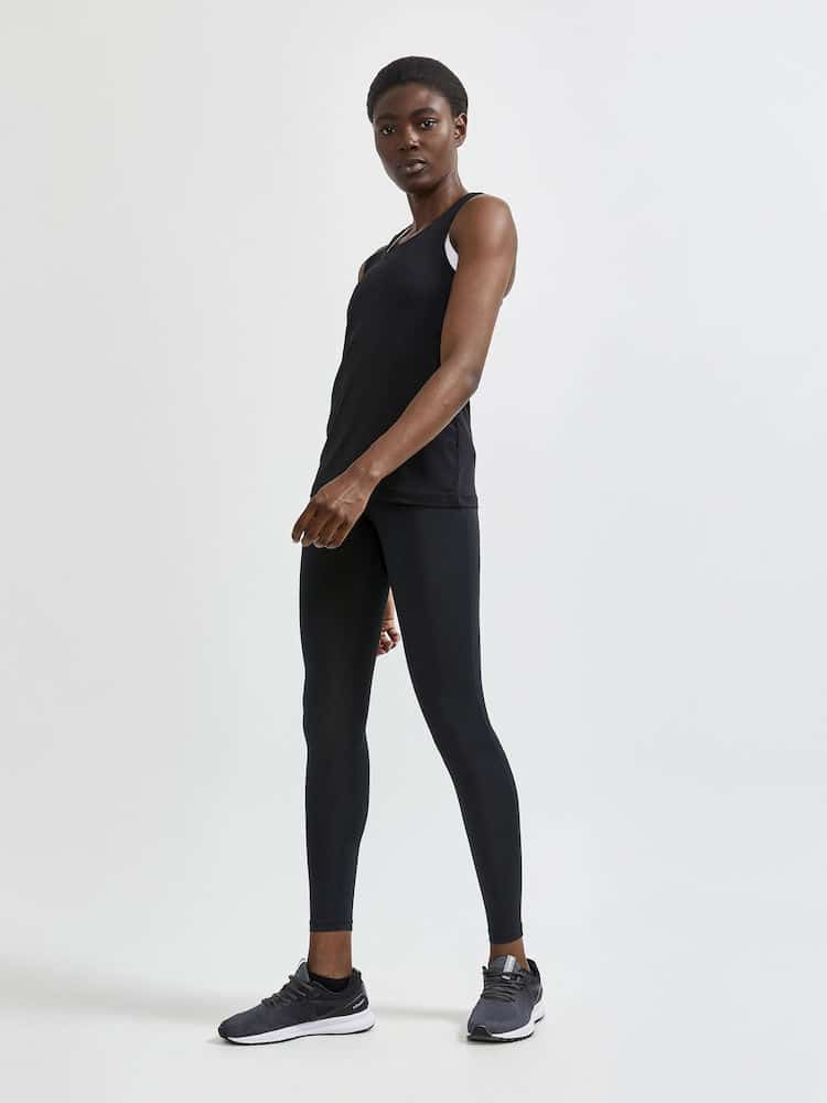 Craft Adv Essence Singlet W. Mjukt och funktionellt träningslinne i svart. Racerback-design med meshdetaljer för extra ventilation. Liten Craftlogga på fram- och baksidan.