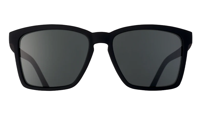 goodr Get On My Level. Träningsglasögon i mindre modell. Svarta bågar med svart lins som dessutom är polariserade.