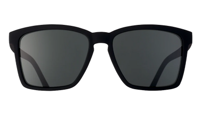 goodr Get On My Level. Träningsglasögon i mindre modell. Svarta bågar med svart lins som dessutom är polariserade.