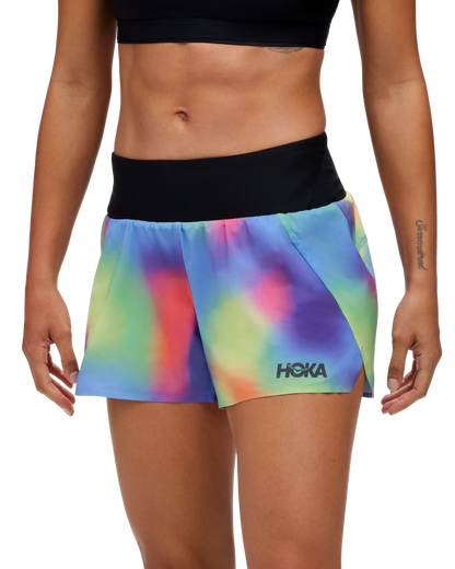 Hoka W 4" SHORT. Löparshorts i dammodell med multifärger. Hos Hoka specialisterna i Sverige