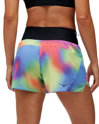 Hoka W 4" SHORT. Löparshorts i dammodell med multifärger. Hos Hoka specialisterna i Sverige