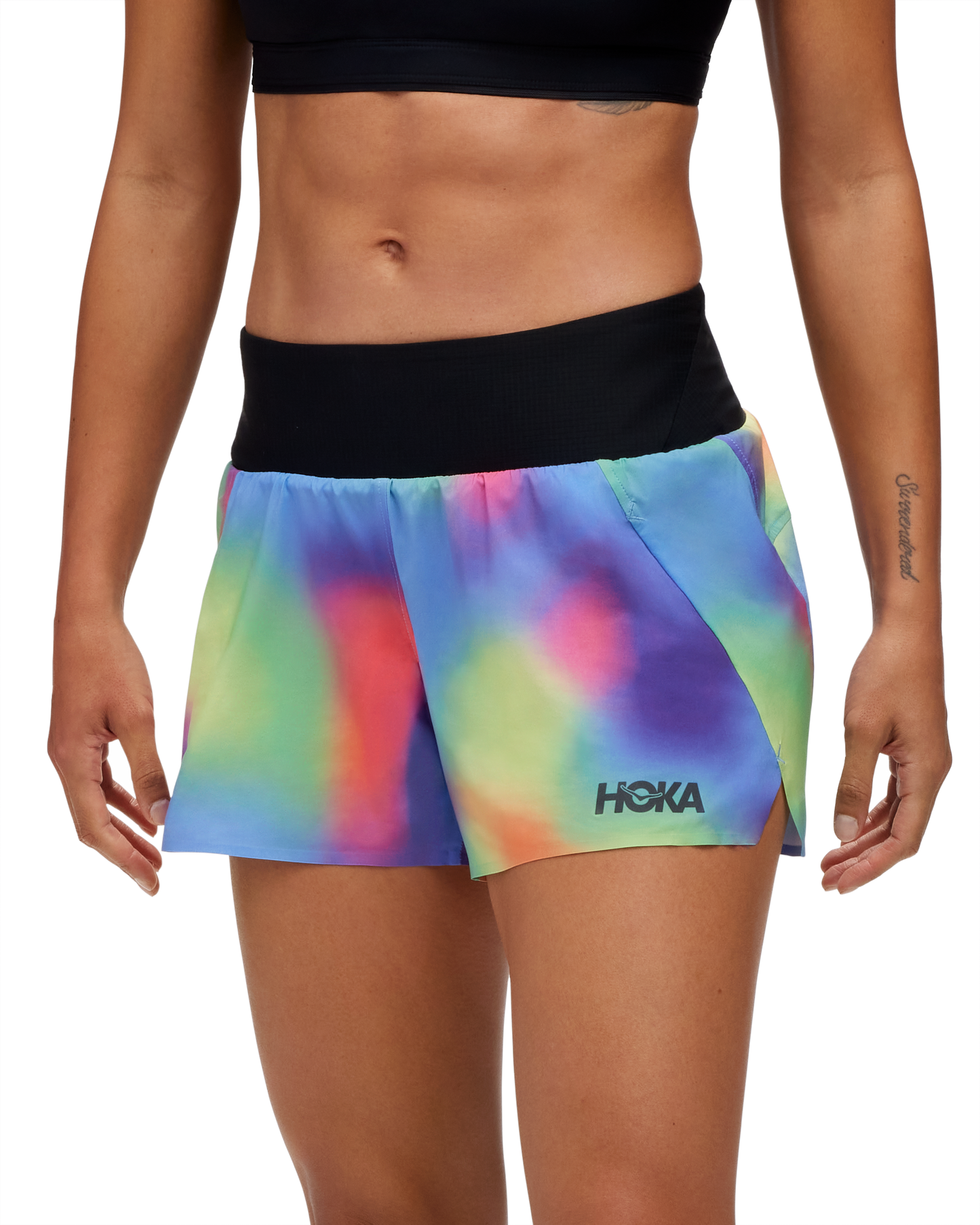 Hoka W 4" SHORT. Löparshorts i dammodell med multifärger. Hos Hoka specialisterna i Sverige.