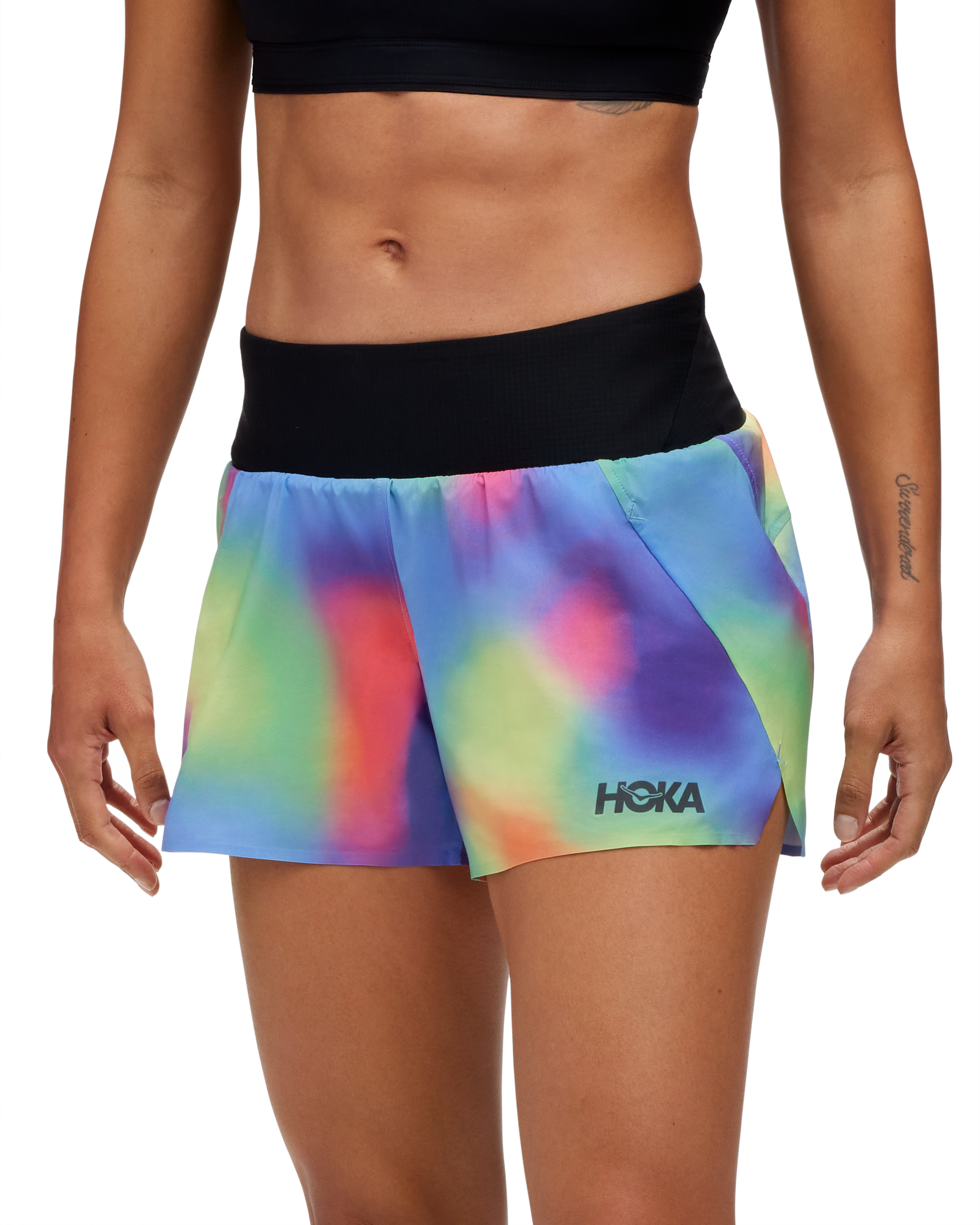 Hoka W 4" SHORT. Löparshorts i dammodell med multifärger. Hos Hoka specialisterna i Sverige.