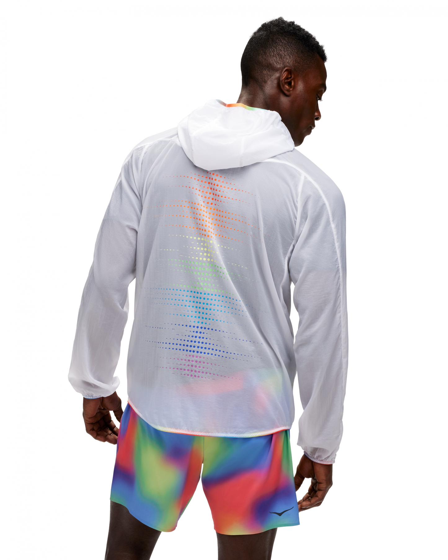 Hoka M Skyflow jacket, ultralätt löparjacka som inte prasslar. Vit och transparant färg med multifärg i detaljer. Hos Hoka specialisterna i Sverige.