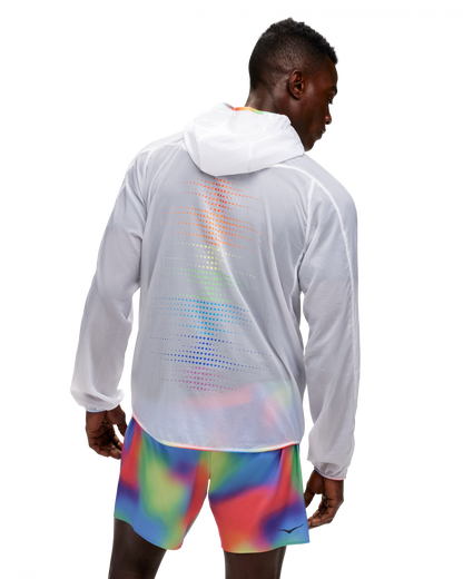 Hoka M Skyflow jacket, ultralätt löparjacka som inte prasslar. Vit och transparant färg med multifärg i detaljer. Hos Hoka specialisterna i Sverige.