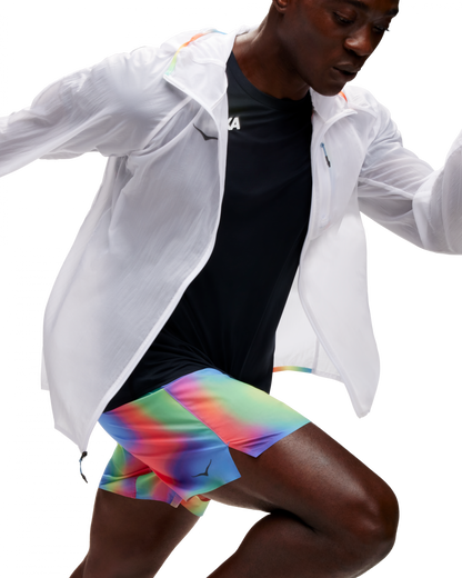 Hoka M Skyflow jacket, ultralätt löparjacka som inte prasslar. Vit och transparant färg med multifärg i detaljer. Hos Hoka specialisterna i Sverige.