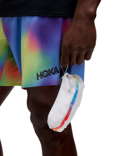 Hoka M Skyflow jacket, ultralätt löparjacka som inte prasslar. Vit och transparant färg med multifärg i detaljer. Hos Hoka specialisterna i Sverige.
