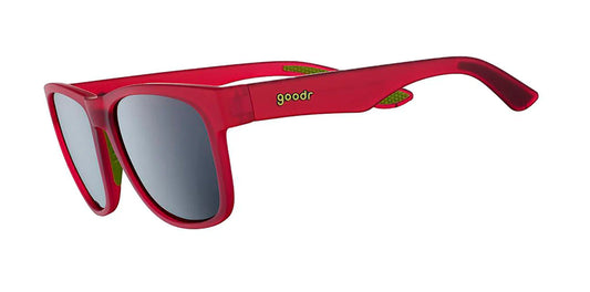 goodr Grip It And Sip It. Röd träningsglasögon som inte glider, hoppar eller skaver. Snygga till vardags när solens strålar når oss och med den polariserade linsen skyddas ögonen från UV-strålarna.