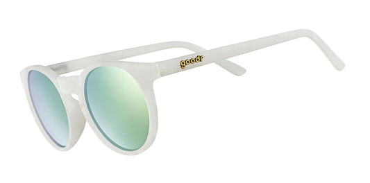goodr Hermes´ Junk Mail. Vita bågar med speglande glas som är polariserade för att skydda ögonen från UV-strålning. Till träning och vardags.
