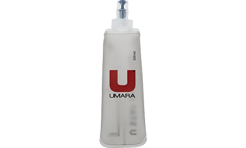 UMARA Awesome Softbottle / Softflaska 250ml. Mjuk flaska att ha till vatten, sportdryck eller gel. Grå i utseendet med Umaras logga.